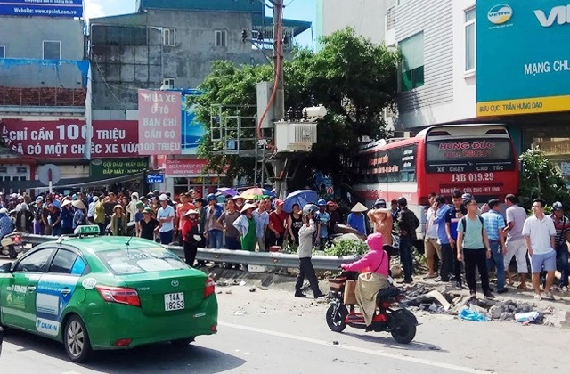 Khởi tố vụ xe khách đâm thương vong 5 người ở Quảng Ninh - Ảnh 1