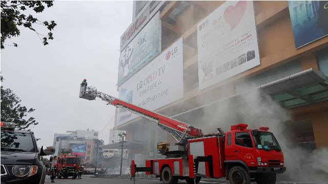 “Cháy”ở tòa nhà Mipec Tower, 2 người mắc kẹt trên tầng cao được giải cứu - Ảnh 8