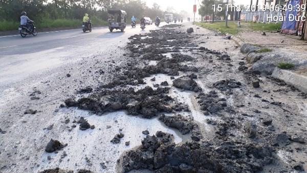 Đại lộ Thăng Long mất ATGT vì bùn đất tràn đường - Ảnh 1