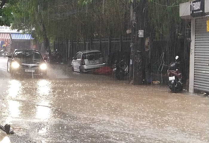 Hà Nội: Mưa sầm sập, gió quật mạnh, cây đổ, một số tuyến phố ngập sâu - Ảnh 8