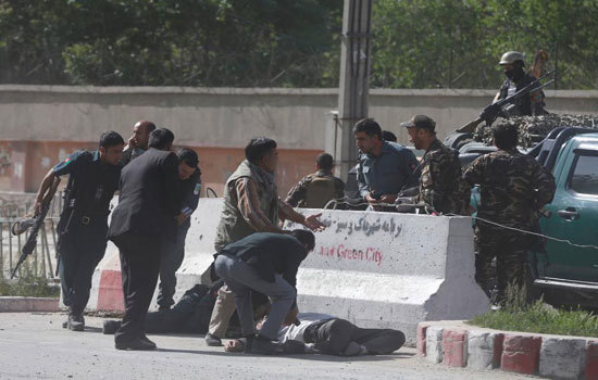 Afghanistan: Hơn 70 người thương vong trong vụ đánh bom kép liều chết tại Kabul - Ảnh 1
