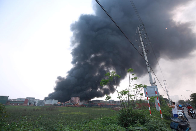 Hà Nội: Cháy dữ dội kho xưởng rộng hàng nghìn m2 ở Hoài Đức - Ảnh 1