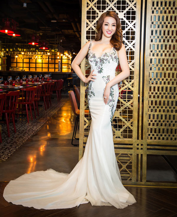Hoa hậu Mi Mi Trần hóa công nương gợi cảm - Ảnh 2