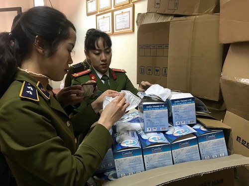 Hà Nội: Phát hiện 2 vụ gom hơn 77.000 khẩu trang y tế để bán kiếm lời - Ảnh 1