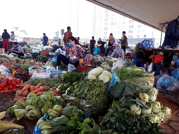 Hà Nội: Chợ, siêu thị đầy ắp hàng hóa, sức mua giảm - Ảnh 9