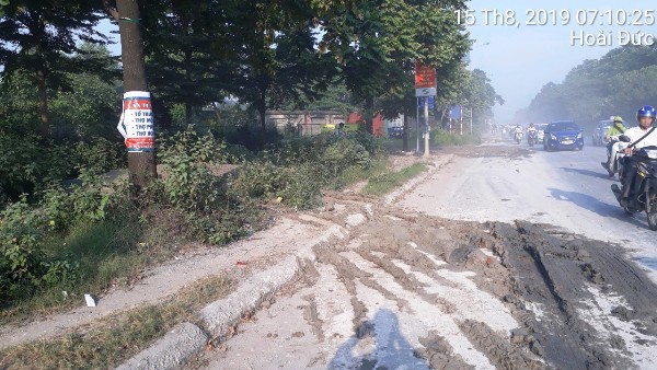Đại lộ Thăng Long mất ATGT vì bùn đất tràn đường - Ảnh 4