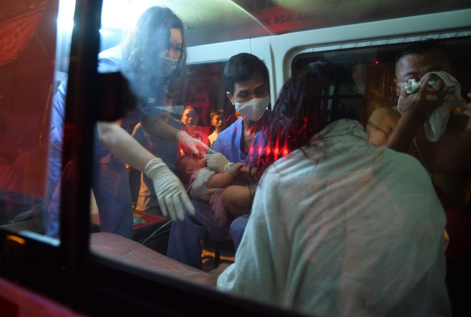 Hà Nội: Cháy khách sạn trên phố Lương Ngọc Quyến, hơn 30 người được giải cứu - Ảnh 6