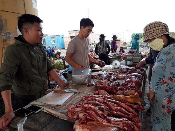 Hà Nội: Chợ, siêu thị đầy ắp hàng hóa, sức mua giảm - Ảnh 7