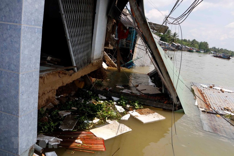 [Photo] Sạt lở nghiêm trọng nhấn chìm nhiều ngôi nhà ở ĐBSCL - Ảnh 8