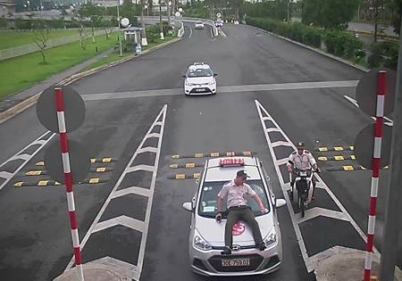 Hà Nội: Bắt tài xế taxi hất nhân viên an ninh sân bay lên nắp capo - Ảnh 1