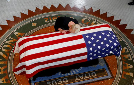 Những hình ảnh xúc động về lễ tang Thượng nghị sĩ John McCain tại bang Arizona - Ảnh 8