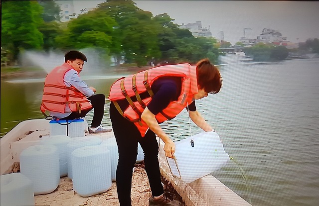 Hà Nội: “Cấy” mẫu nước màu xanh đặc trưng cho hồ Hoàn Kiếm - Ảnh 2