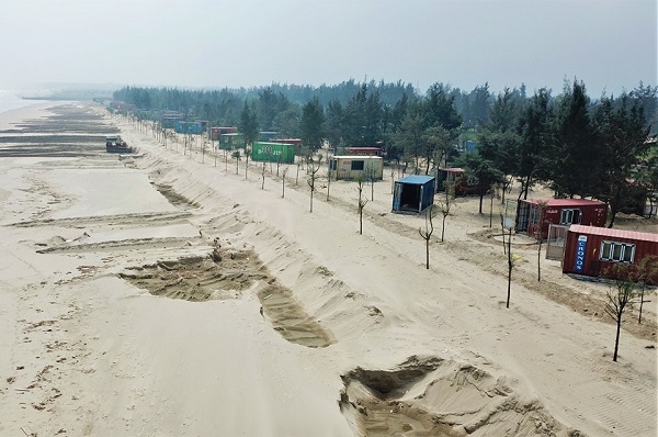 Vụ "Bãi container cũ không phép sừng sững giữa rừng phòng hộ ven biển”: Huyện Nghi Xuân bị phê bình - Ảnh 2