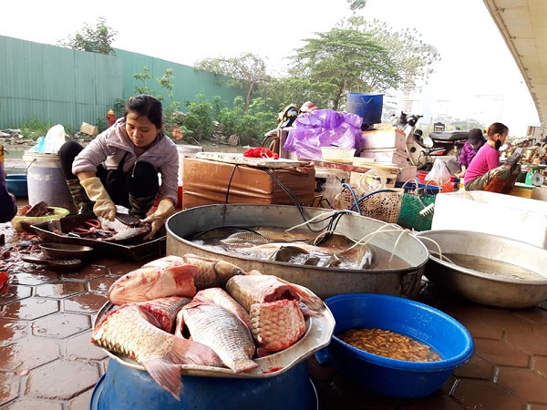 Hà Nội: Chợ, siêu thị đầy ắp hàng hóa, sức mua giảm - Ảnh 8
