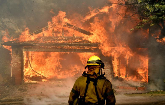 Hình ảnh bão lửa thiêu rụi hàng trăm căn nhà tại California - Ảnh 8