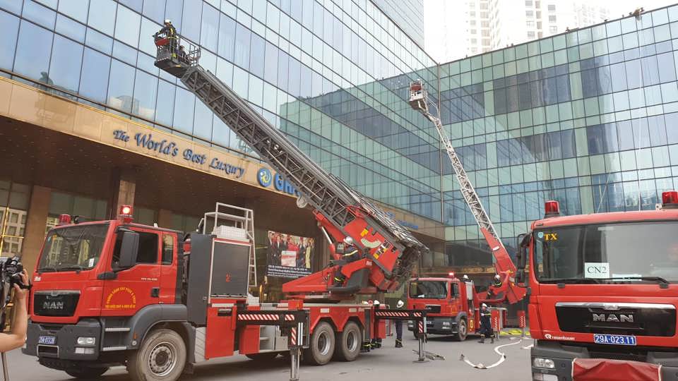 Nhiều người bị mắc kẹt được giải cứu trong đám cháy giả định ở khách sạn Grand plaza - Ảnh 7