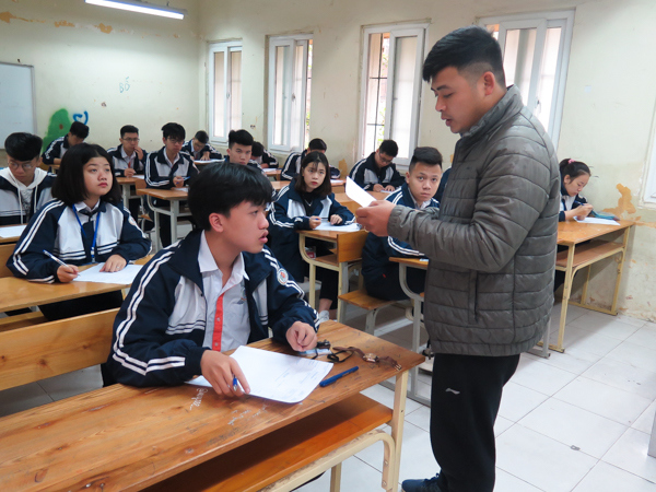 Sáng nay, học sinh lớp 12 tại Hà Nội thi thử môn Ngữ văn - Ảnh 4