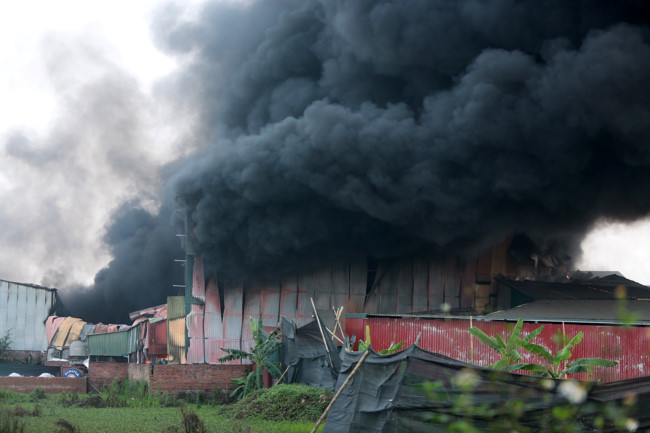 Hà Nội: Cháy dữ dội kho xưởng rộng hàng nghìn m2 ở Hoài Đức - Ảnh 4