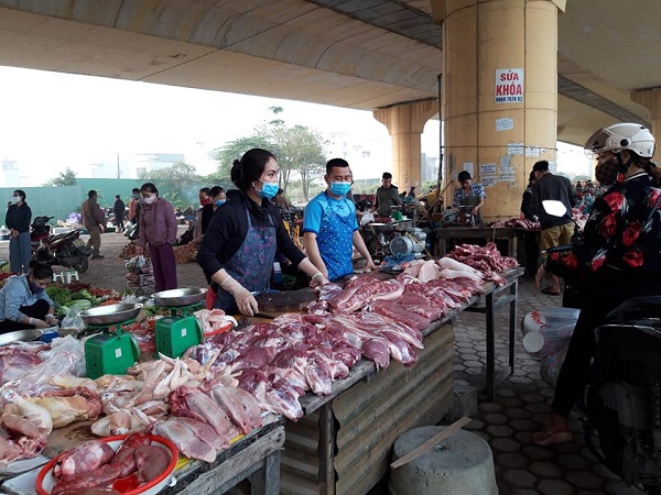 Hà Nội: Chợ, siêu thị đầy ắp hàng hóa, sức mua giảm - Ảnh 6