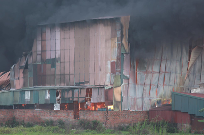 Hà Nội: Cháy dữ dội kho xưởng rộng hàng nghìn m2 ở Hoài Đức - Ảnh 3