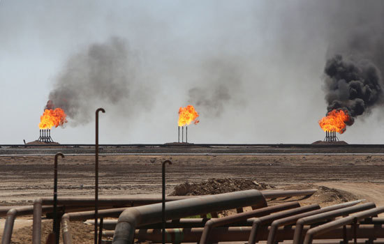 Giá dầu Brent tiến sát 65 USD/thùng do lo ngại Mỹ tấn công Iran - Ảnh 1