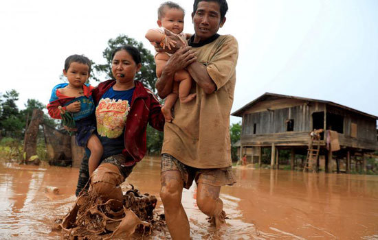 Hình ảnh Atteapeu ngập trong bùn đỏ sau vụ vỡ đập thủy điện tại Lào - Ảnh 1