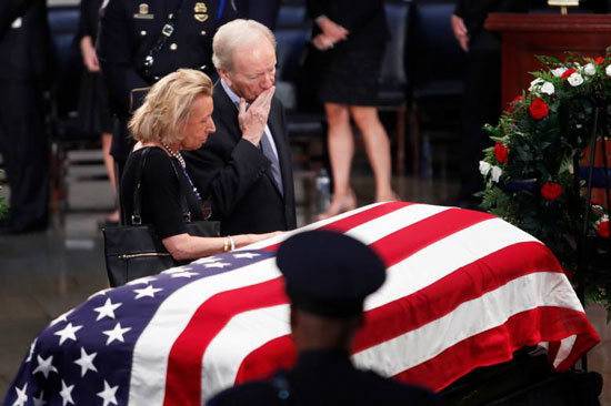 Những hình ảnh trong lễ truy điệu trang trọng Thượng nghị sĩ John McCain tại Điện Capitol - Ảnh 6