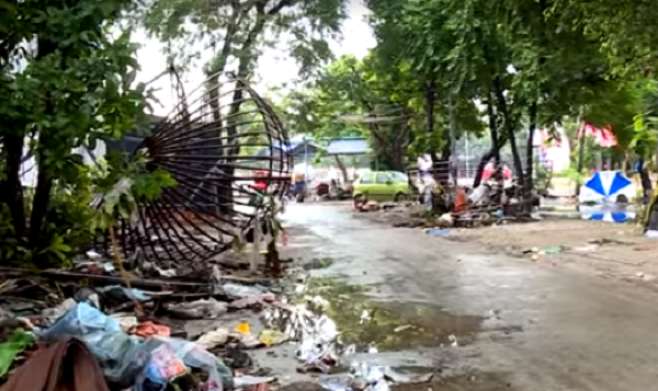 Nghệ An: Cư dân TP Vinh tất bật khắc phục hậu quả sau ngập lụt - Ảnh 1