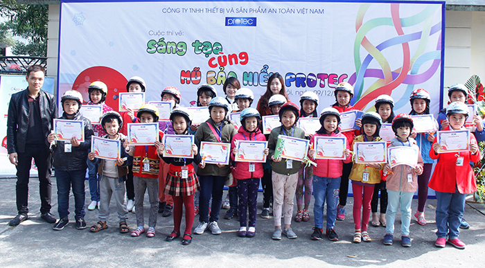 Hà Nội: Học sinh tiểu học tham gia cuộc thi trang trí mũ bảo hiểm - Ảnh 3