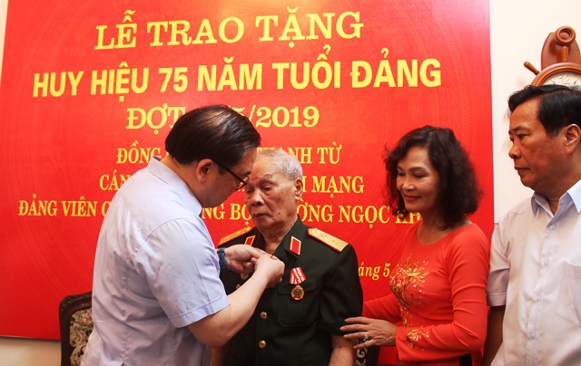 Bí thư Thành ủy trao Huy hiệu Đảng cho phu nhân Đại tướng Văn Tiến Dũng - Ảnh 2
