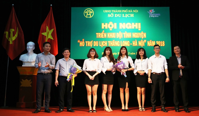 Đội tình nguyện hỗ trợ du lịch Hà Nội: Mô hình hay cần nhân rộng - Ảnh 1