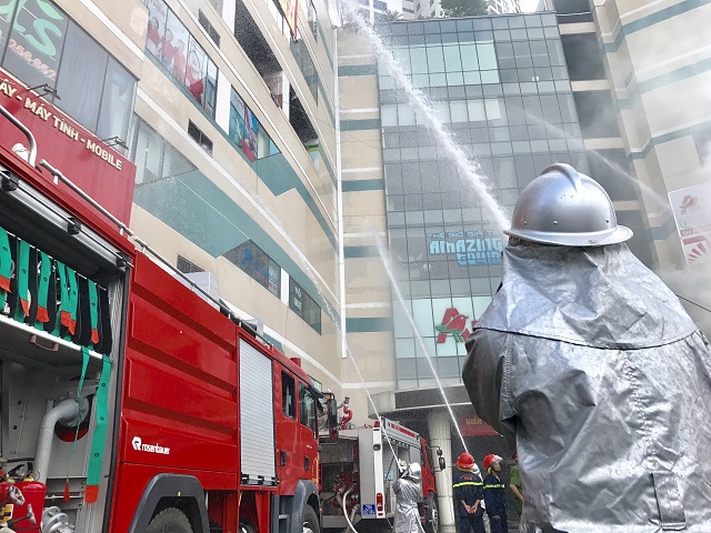 Giải cứu hàng trăm người dân thoát khỏi đám "cháy" tại toà nhà Mipec Long Biên - Ảnh 7
