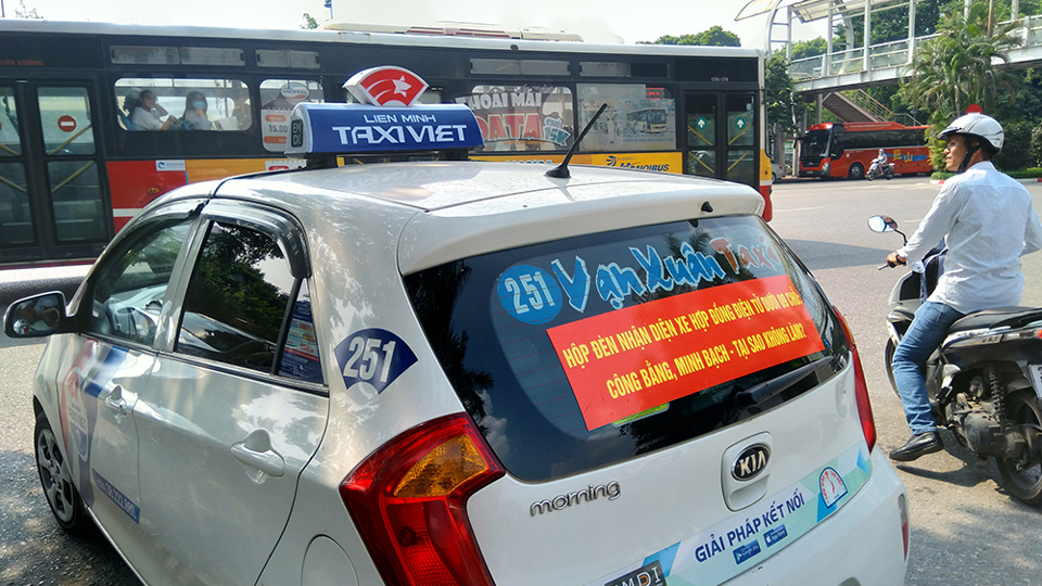Bộ GTVT tái kiến nghị taxi công nghệ phải có mào - Ảnh 1