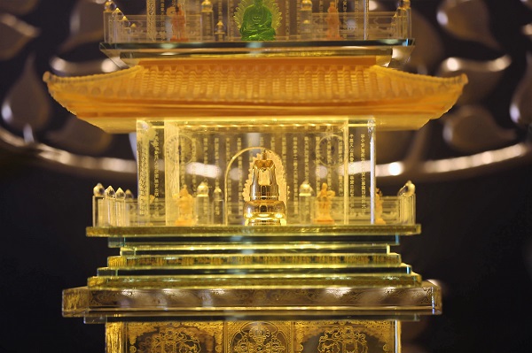 Cận cảnh xá lợi Phật vừa chính được rước về quần thể tâm linh Fansipan - Ảnh 1