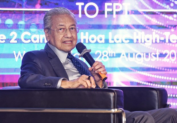 Thủ tướng Malaysia chia sẻ kinh nghiệm chuyển đổi số, lái thử xe VinFast - Ảnh 1