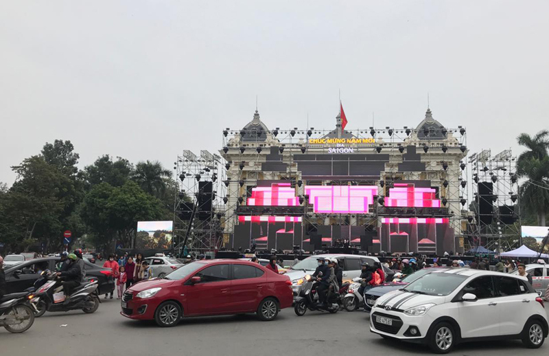 Ngày cuối cùng năm 2017, các điểm giải trí tại Hà Nội đông kín người - Ảnh 10