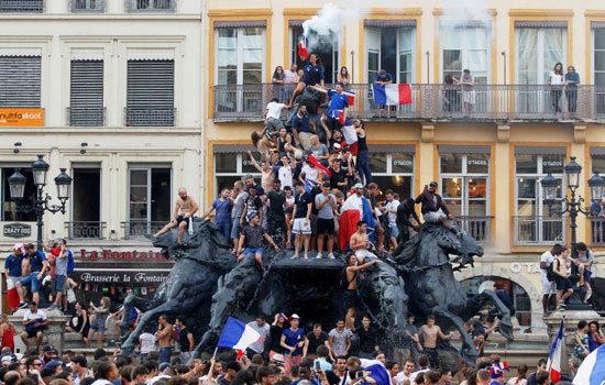 Fans Croatia và Pháp vỡ òa cảm xúc sau trận chung kết World Cup - Ảnh 8