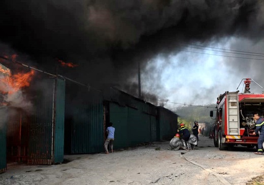 Hà Nội: Cháy lớn tại khu nhà xưởng trên đường Nguyễn Xiển - Ảnh 1