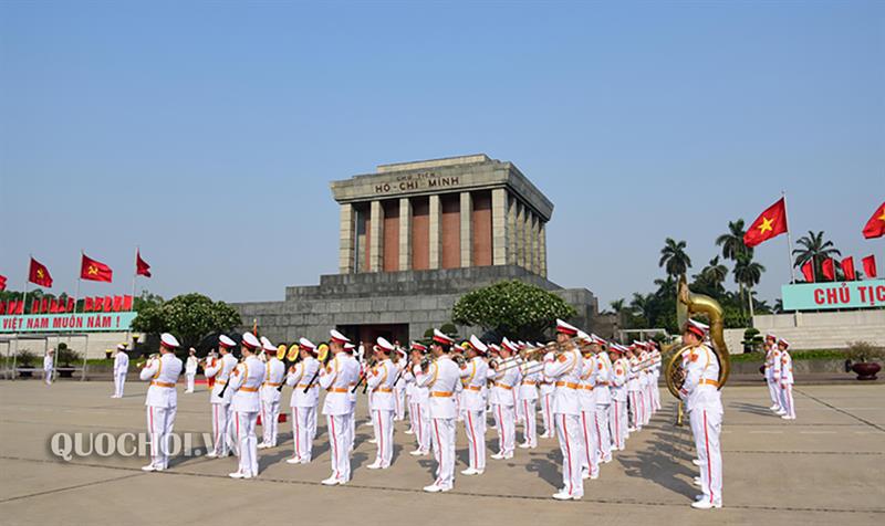 [Ảnh] Các vị đại biểu Quốc hội vào Lăng viếng Chủ tịch Hồ Chí Minh - Ảnh 7