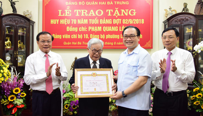 Bí thư Thành ủy Hoàng Trung Hải trao Huy hiệu Đảng cho đảng viên lão thành - Ảnh 1