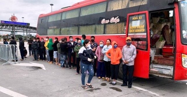 Phát hiện xe khách chở 30 người vào Hà Nội trong thời gian cách ly xã hội - Ảnh 1
