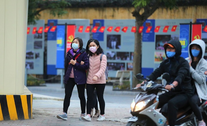 Hà Nội: Lo ngại dịch bệnh Corona virus, người dân đeo khẩu trang du Xuân - Ảnh 7