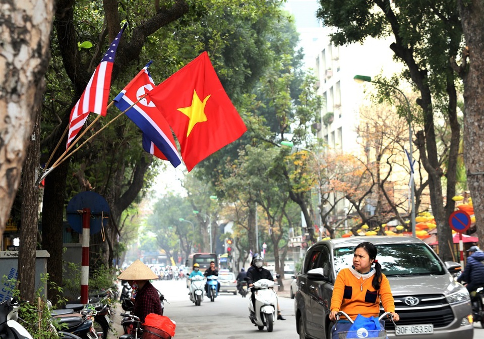 [Ảnh] Hơn 3.700 lá cờ ba nước Việt Nam - Mỹ - Triều Tiên tung bay khắp phố phường Hà Nội - Ảnh 1