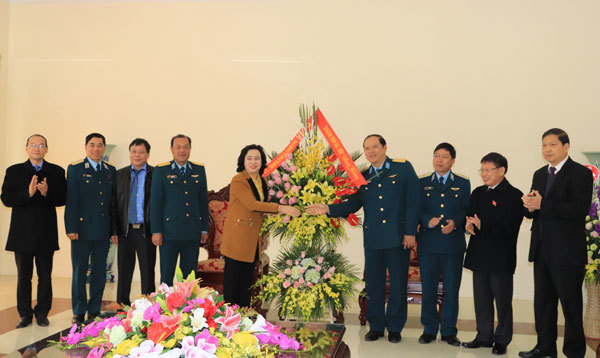 Phó Bí thư Thường trực Thành ủy Ngô Thị Thanh Hằng thăm Sư đoàn không quân 371 - Ảnh 4