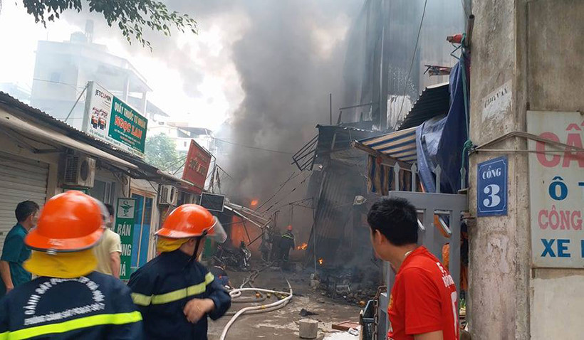 Cận cảnh hiện trường vụ cháy chợ Quang ở Thanh Trì - Ảnh 9