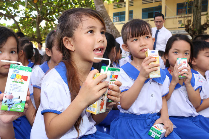 Vinamilk trao 76.500 ly sữa cho trẻ em tỉnh Vĩnh Long - Ảnh 4