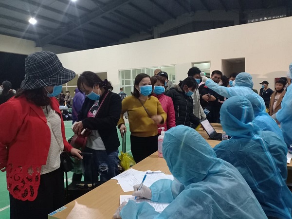 Hà Tĩnh: 136 công dân về Việt Nam qua Cửa khẩu Cầu Treo được cách ly trong đêm - Ảnh 1