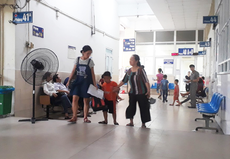 Hà Nội: Người dân "vạ vật" đi khám bệnh ngày nắng nóng - Ảnh 9