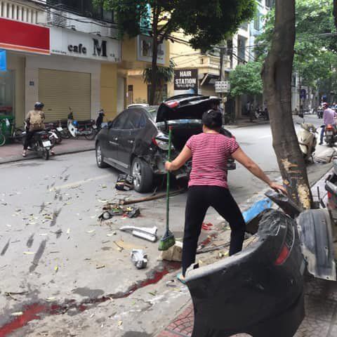 Hà Nội: Ô tô đâm liên hoàn trên phố, 2 mẹ con nhập viện cấp cứu - Ảnh 1