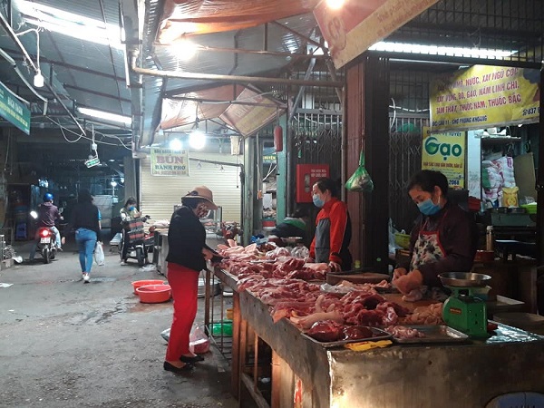 Giá thịt lợn vẫn neo ở mức cao trong ngày đầu doanh nghiệp cam kết hạ giá - Ảnh 2